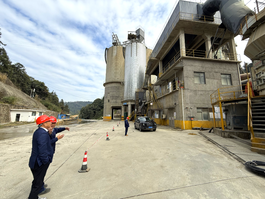 集团董事长、总裁李平深入天高矿业新材料产业园天宏科技公司调研